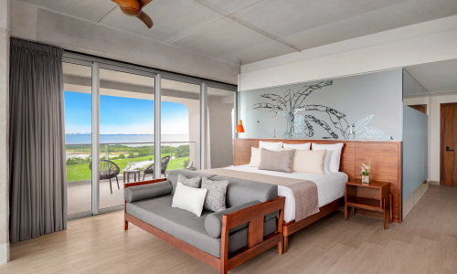 Hyatt Vivid Grand Island - Vantage Club Corner Suite Bay View1